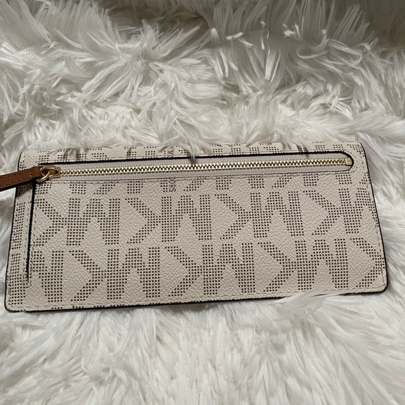 Michael Kors Envelope Wallet - Picture 2 of 7